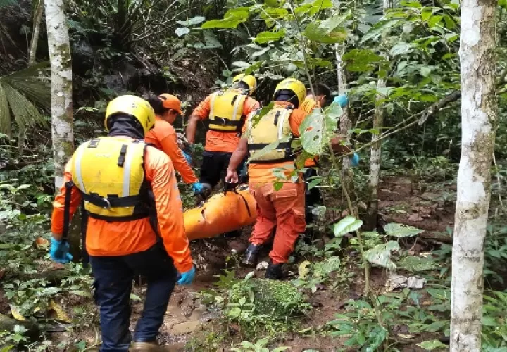 La tarde del miércoles, el personal del Sinaproc ubicó en el cauce del río parte de las ropas que se presume pertenecían a la víctima. Foto. Eric Montenegro