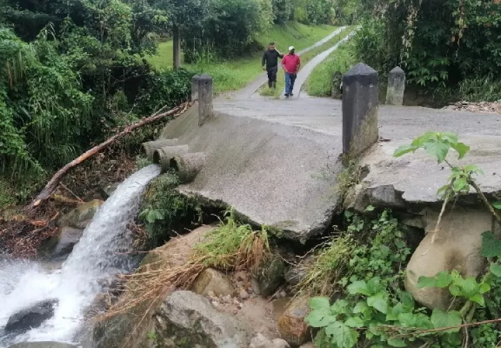 La vía principal, además de su reparación, requiere ser ampliada y sustituido el vado existente por un puente, dijo Severiano. Foto. Eric Montenegro