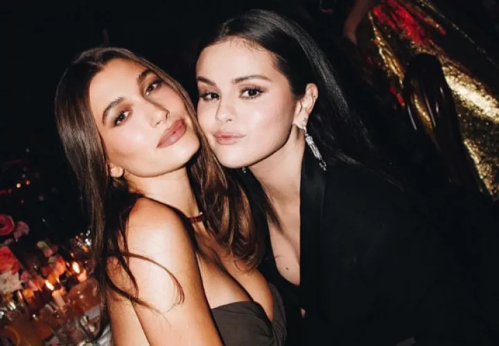 Hailey Bieber y Selena Gómez posaron juntas en la Museo de la Academia. Foto: TMZ