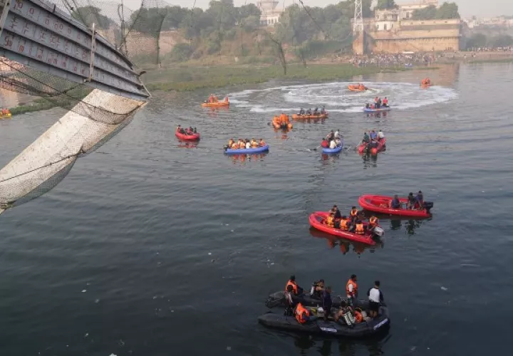 Tragedia en la India, colapsa puente histórico. Foto: EFE