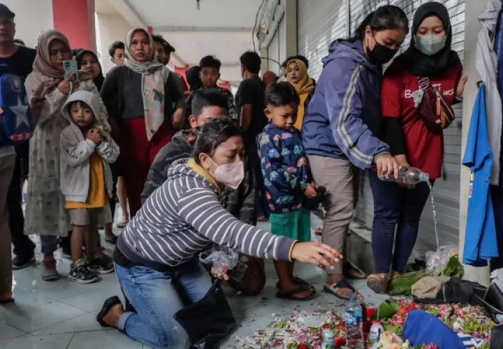 Al menos 131 personas murieron y más de 460 resultaron heridas durante la estampida en un estadio de fútbol de Indonesia. Foto: EFE