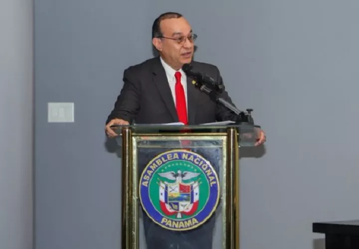 El rector de la Universidad de Panamá, Eduardo Flores, ilustró sobre el nuevo consejo que reúne a las universidades públicas. Foto: Cortesía Asamblea Nacional