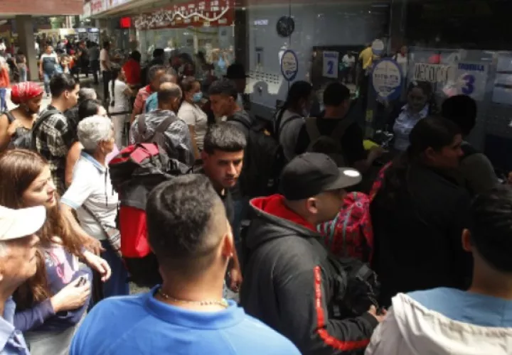 Entre 1,000 y 1,300 migrantes transitan diariamente por Medellín rumbo a Panamá. Foto: EFE