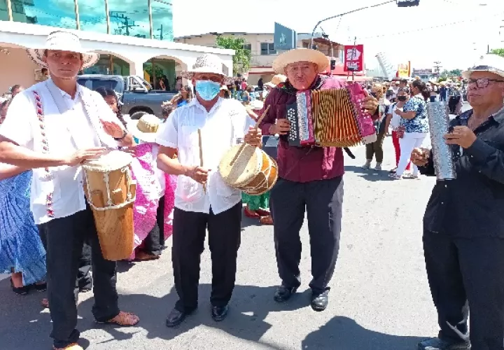 Por ser el primer desfile de artistas que ejecutan el acordeón fue muy lucido, sorprendiendo a la comunidad santiagueña. Foto. Melquiades Vásquez
