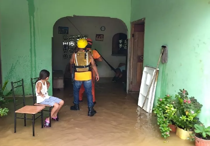 Realizan un censo para determinar la cantidad de familias damnificadas. Foto. Melquiades Vásquez