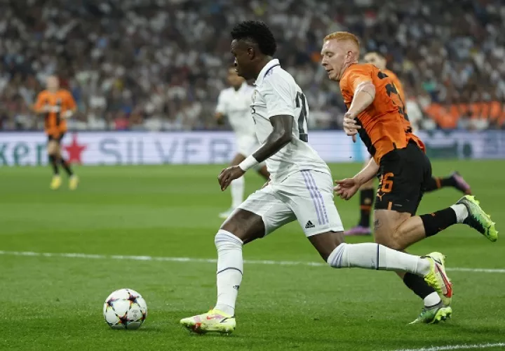 El delantero del Real Madrid Vinicius Jr. (i) se escapa de Yukhym Konoplia, del Shakhtar Donetsk, durante el partido de Liga de Campeones. Foto: EFE