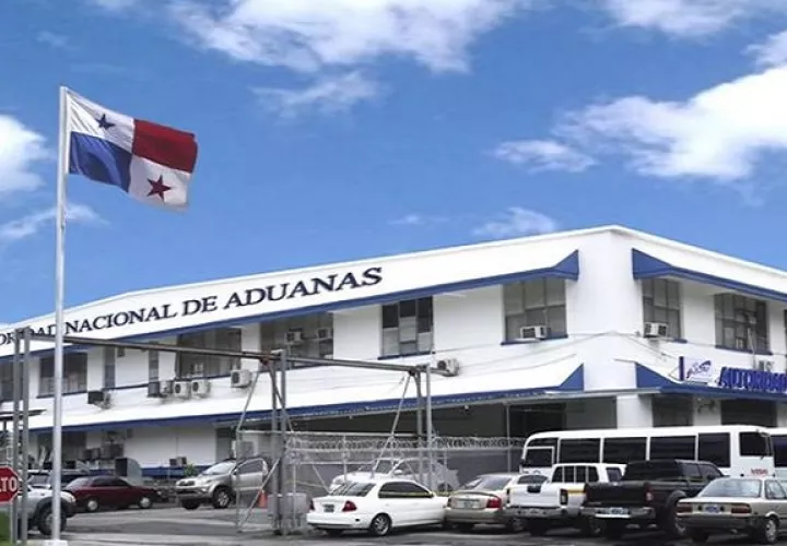Los servidores públicos de aduanas iniciaron una huelga de brazos caídos.