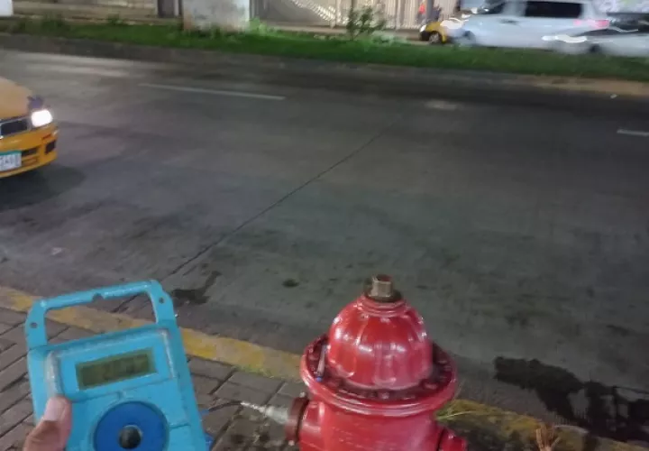 Personal del Idaan monitoreaba las redes de distribución, una vez que la potabilizadora reanudó operaciones. Foto: Cortesía Idaan