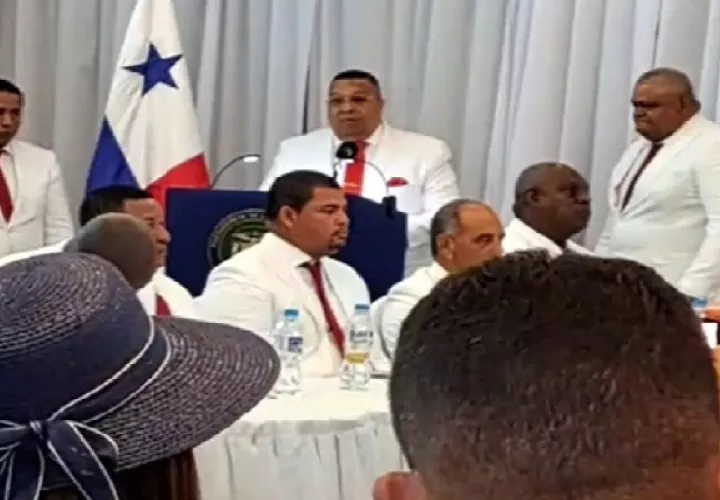 El  alcalde del distrito de Colón, Alex Lee, le hizo un llamado a los diputados de la provincia para cuando el contrato llegue a la Asamblea Nacional se aseguren que se generen beneficios para la provincia. Foto. Diomedes Sánchez 