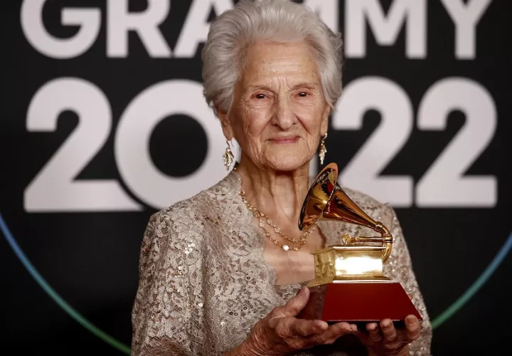 Ángela Álvarez, Mejor Nueva Artista en los Latin Grammy a los 95 años. Foto: EFE