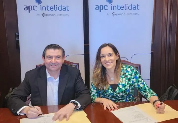 Ricardo M. de la Espriella, presidente de la junta directiva de Grupo APC y Mariana Pinheiro, CEO Experian. Foto: Cortesía