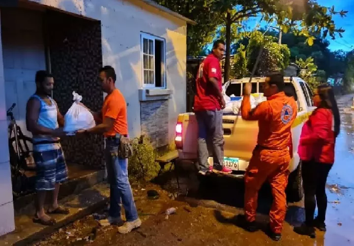 Entregan equipo de limpieza y algunos enseres a damnificados en Herrera. Foto. Sinaproc