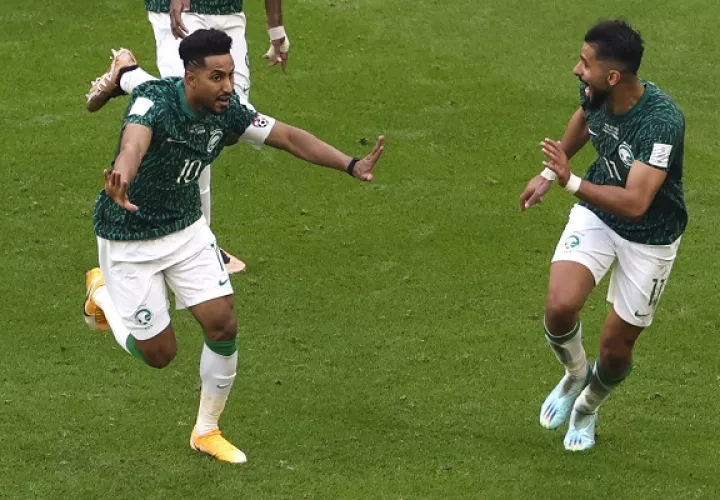 Salem Aldawsari  de Arabia Saudita (10) celebra su gol frente a Argentina. Foto:EFE