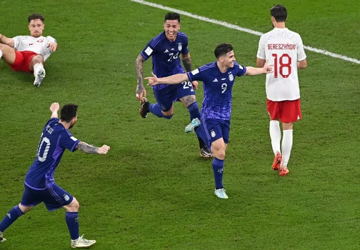 Julián Álvarez (9) de Argentina festeja su gol contra Polonia. Foto:EFE