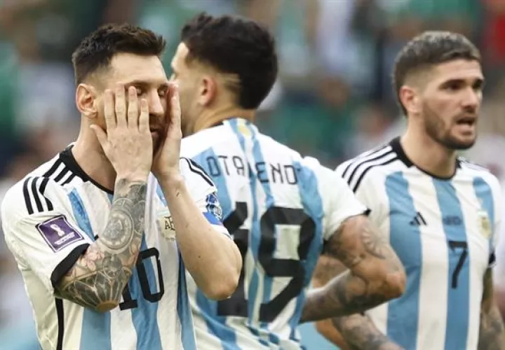 Lionel Messi de Argentina reacciona hoy, en un partido de la fase de grupos del Mundial de Fútbol Qatar 2022 entre Argentina y Arabia Saudita en el estadio de Lusail (Catar).