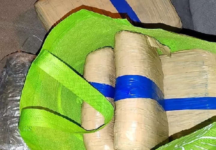 Al registrar el auto, los uniformados ubicaron varios paquetes con presunta droga. Foto. Proteger y Servir