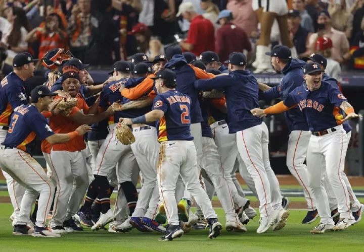 Los Astros le ganaron la batalla a los Filis. Fotos: EFE