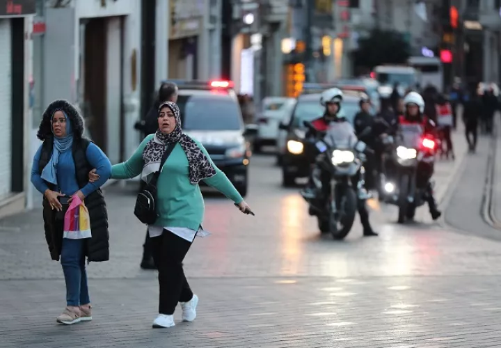 Unas damas huyen, mientras los policías turcos intentan asegurar el área después de la explosión en la calle Istiklal. Foto: EFE