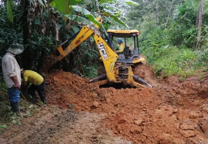 Equipo de mantenimiento de la entidad llegó a otras áreas de difícil acceso como la comunidad de Los Peladeros de Los Pozos, donde se iniciaron los trabajos de habilitación del camino principal hacia Las Llanas garantizando el libre tránsito a la población. Foto. Thays Domínguez