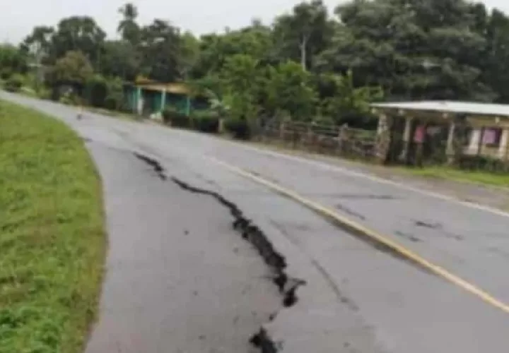 También se dieron afectaciones en el distrito de Macaracas, en el sector de La Taguara, mientras que un tramo de la carretera se hundió en Llano de Piedras.