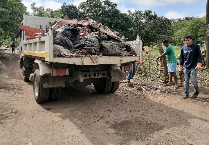 Tras la jornada de limpieza, el municipio de Los Santos realizó en el lugar un operativo con el fin de recoger todos los artículos dañados, y desecharlos. Foto. Thays Domínguez