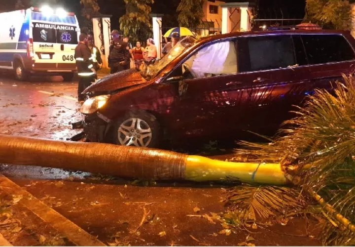 La emergencia fue atendida por unidades del Cuerpo de Bomberos de Chitré. Foto. Thays Domínguez