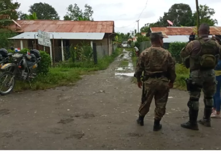 Tras registrarse el hecho, Senafront logró la aprehensión de un joven de 19 años en el sector de Finca Lechoza, como presunto sospechoso de este crimen, siendo puesto a órdenes de la Fiscalía de Homicidios y Femicidios de Chiriquí. Foto. Mayra Madrid