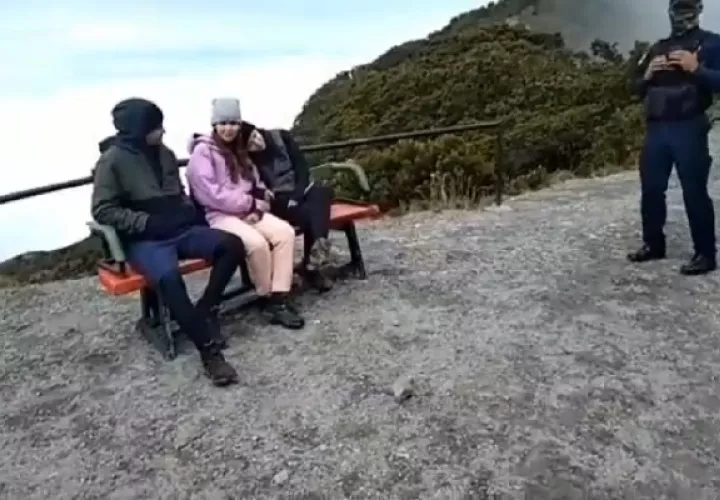 Los ocho excursionistas en el camino hacia la cima del volcán empezaron a presentar problemas de salud. Foto. MiAmbiente