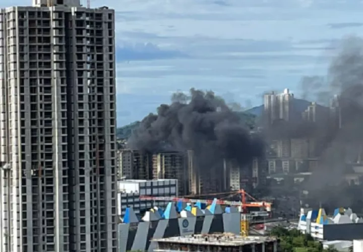 Los camisas rojas evacuaron el edificio Z-5. Foto: Bomberos