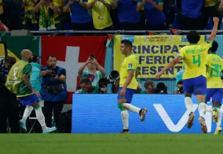 Vinicius había marcado el primero sobre el inicio del segundo tiempo, pero un fuera de juego de Richarlison hizo que el VAR retrocediera y el partido siguiera empatado. Foto: EFE