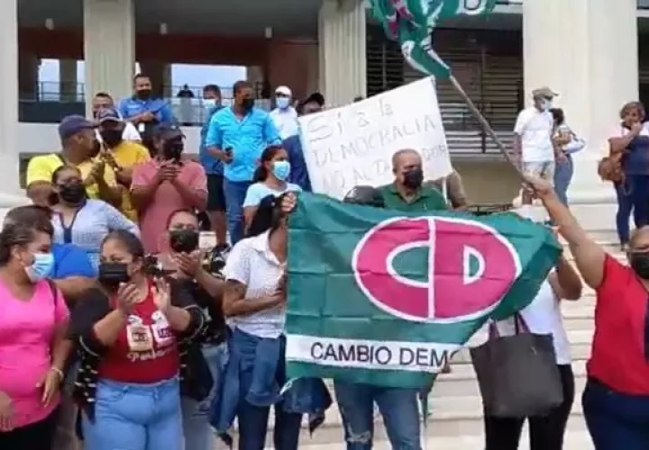 Trabajadores de Cambio Democrático exigen pago de salarios. 