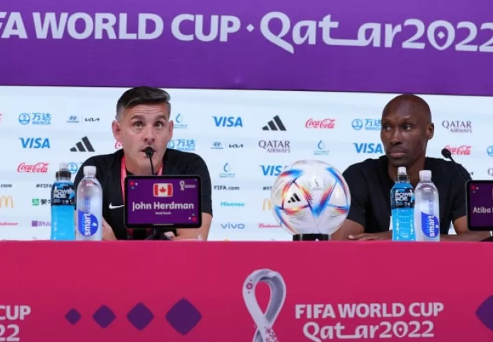 El técnico John Herdman (izq.) y Atiba Hutchinson de Canadá. Foto: EFE