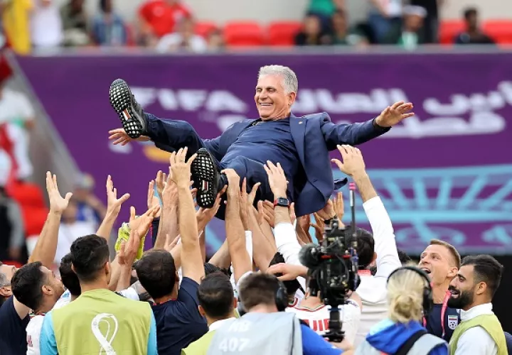 Carlos Queiroz festeja con sus jugadores el triunfo de Gales. Foto: EFE