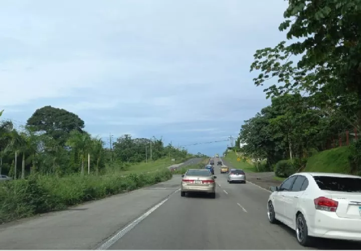 Al mal estado de la carretera se añade el poco mantenimiento que se le da a las isletas, lo que perjudica a conductores y transeúntes. Foto: Archivo