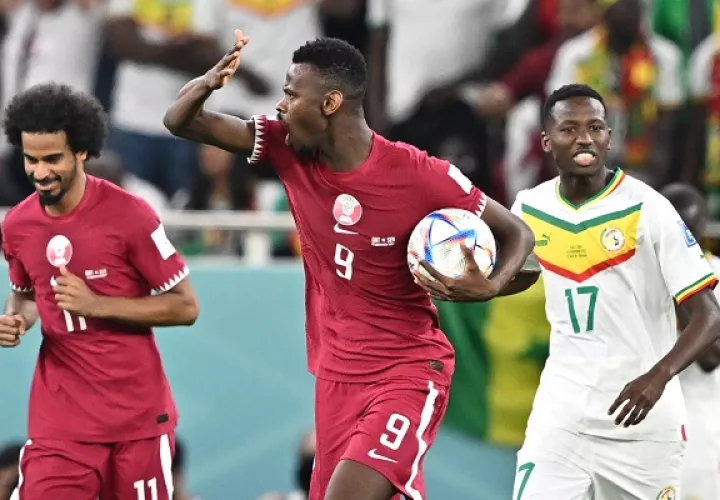 Mohammed Muntari con el balón, festeja el gol de Catar y da ánimo al equipo. Foto: EFE