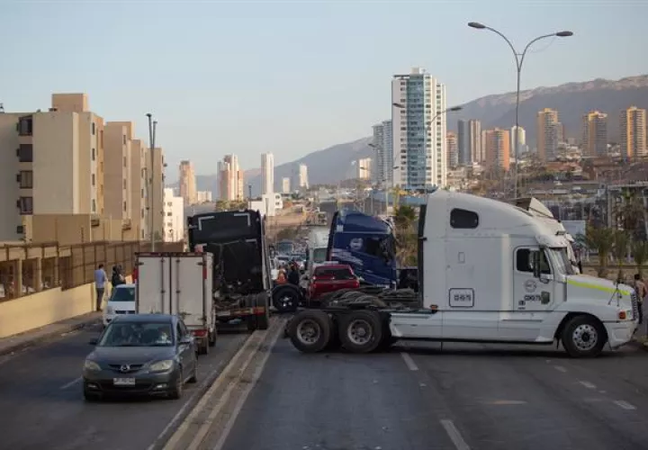 Camiones bloquean la vía durante una manifestación, en Iquique (Chile), EFE