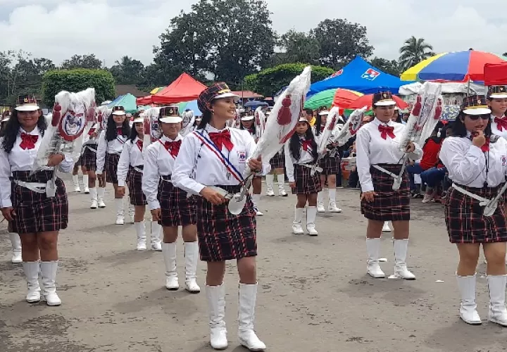 En la provincia de Chiriquí los estudiantes lucieron sus mejores galas. Foto. José Vásquez