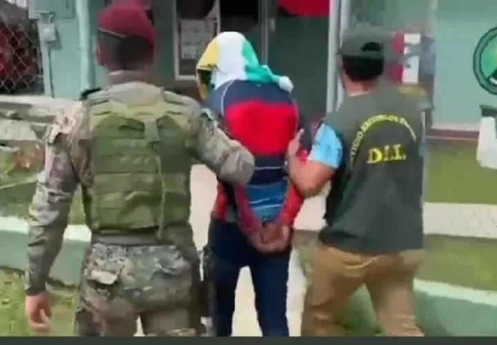 Carlos Antonio Álvarez Concepción, de 29 años, fue detenido en Renacimiento por el Senafront. Foto. José Vásquez