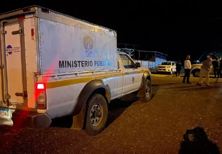 La víctima fue encontrada debajo de las gradas del cuadro de béisbol por un grupo de estudiantes que fueron a usar el estadio, y ante este hecho informaron a la Policía Nacional. Foto. José Vásquez