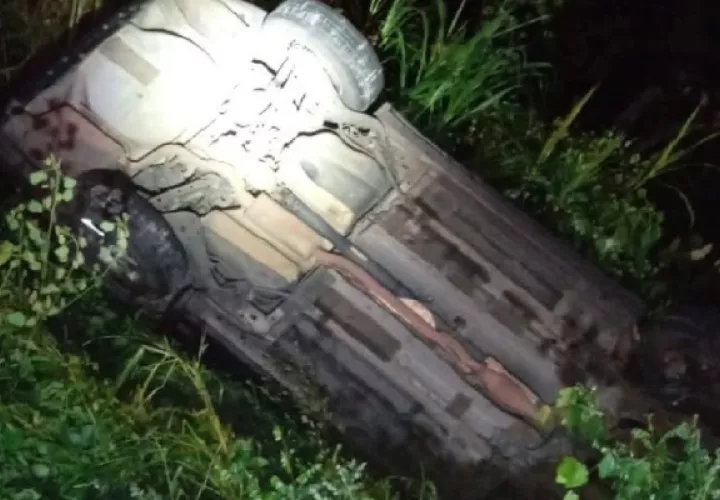 Los primeros informes indican que el conductor perdió el control del auto y se volcó.