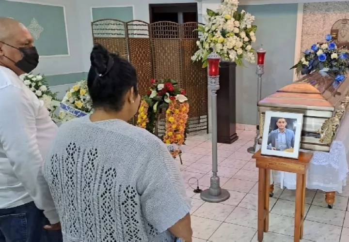 Familiares ya migos despidieron al joven médico chiricano José Luis Santamaría. Foto. Mayra Madrid