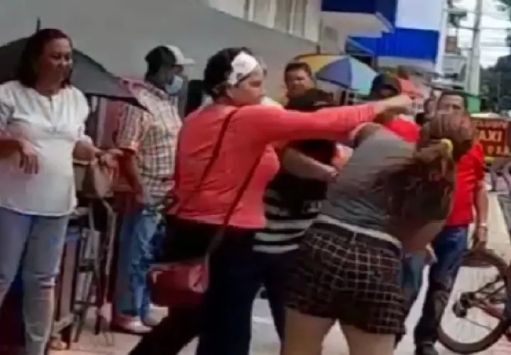 Se desconoce que provocó la pelea entre las mujeres. 