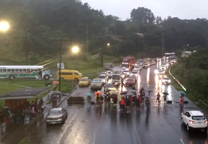 Esta vía amaneció incomunicada para quienes se dirigían hacia la ciudad de Colón. Foto / Diómedes Sánchez.