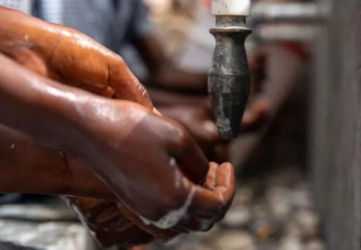 El suministro de agua potable ayuda a luchar contra el cólera.