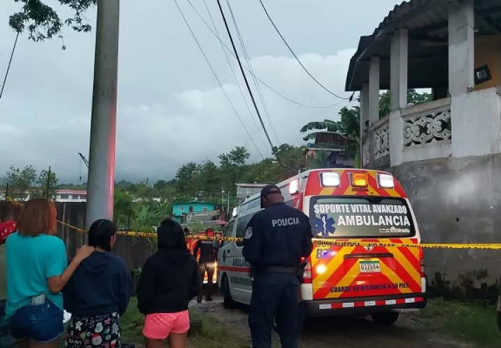 Tres personas fueron rescatadas con vida de la residencia. Foto. Diomedes Sánchez