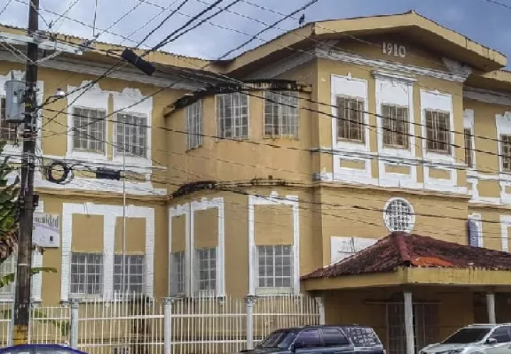 La biblioteca Mateo Iturralde, abrió sus puertas en 1908, cinco años después de nuestra independencia de Colombia. Foto. Diomedes Sánchez