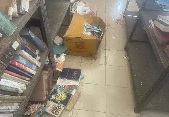 Los libros están por todos lados, se espera un programa de digitalización. Foto. Diomedes Sánchez