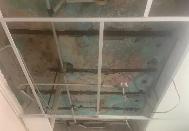 El techo del centro cultural está en pésimas condiciones. Foto. Diomedes Sánchez