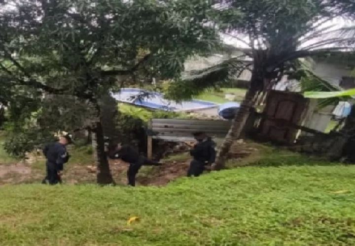 Lasd autoridades llevan a cabo un operativo con el fin de dar con los encapuchados que cometieron este robo a mano armada. Foto. Diomedes Sánchez