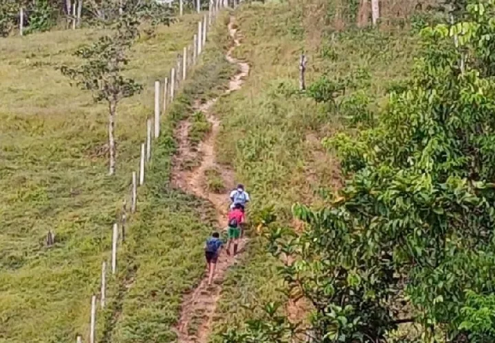 Para llegar a esta comunidad de difícil acceso, se debe tomar lancha con motor fuera de borda y hay que caminar unas cuatro horas para llegar a esta zona. Foto. Diomedes Sánchez